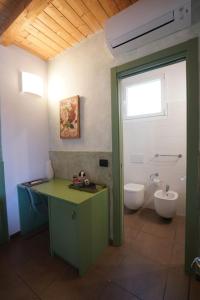 リオマッジョーレにあるロカンダ カ ダ イリーデのバスルーム(洗面台、トイレ付)