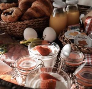 een tafel met eieren en brood en andere voedingsmiddelen bij B&B de Plattelandshoeve in Rhenen