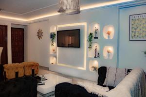 TV a/nebo společenská místnost v ubytování Appartement cosy black bonapriso + 12 fotografií
