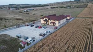 uma vista aérea de uma casa com estacionamento em SOLL em Lugoj