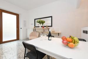 una cucina con un cesto di frutta su un tavolo di Casa Daniela a Desenzano del Garda