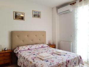 Łóżko lub łóżka w pokoju w obiekcie Villa de 2 plantas