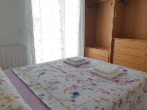 Łóżko lub łóżka w pokoju w obiekcie Villa de 2 plantas