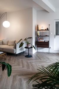Maison Grand Sable في فول-لي-روز: غرفة معيشة مع أريكة وطاولة