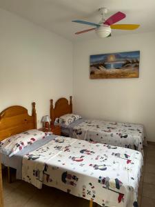 Łóżko lub łóżka w pokoju w obiekcie Villa de 2 plantas