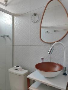 雅帕拉廷加的住宿－Apartamento inteligente，一间带碗水槽和镜子的浴室