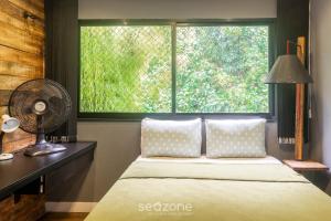 um quarto com uma cama, uma ventoinha e uma janela em Casa moderna e equipada em Petrópolis-RJ RSS175 em Petrópolis