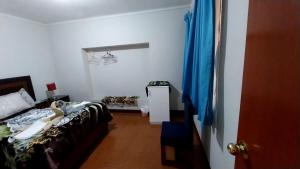 una camera con letto e divano di Apartamentos Gutierrez a Lima