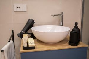 Un baño con un lavabo blanco sobre una encimera. en Romantic White Apartment - 5 minutes from the lake, en Como 29 fotos más