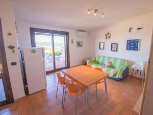 Villetta Blue Sea Cala Petralana في بورتو بولو: غرفة معيشة مع طاولة وثلاجة +36 صورة