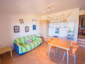 Villetta Blue Sea Cala Petralana في بورتو بولو: غرفة معيشة مع أريكة وطاولة