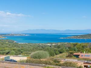 Villetta Blue Sea Cala Petralana في بورتو بولو: اطلاله على جسم كبير من الماء
