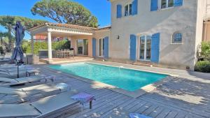 una piscina frente a una casa en Les Geais, en Sainte-Maxime