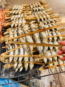 a bunch of fish being grilled on a grill at Wooden floor house Ngọc trinh Homestay in Bản Qua