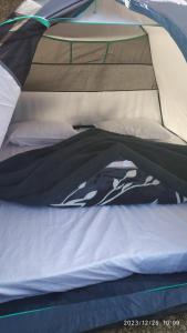un primer plano de una cama en una tienda en Hawk Camping & Cottages en Nainital