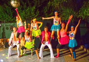 un groupe de jeunes qui dansent sur scène dans l'établissement Camping Les Pêcheurs - Maeva, à Roquebrune-sur Argens