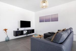 Pájara的住宿－Las Cuestitas Relax，带沙发和电视的客厅