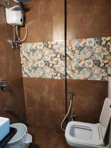łazienka z toaletą i umywalką w obiekcie Sinhassan dormitory hostel Juhu w Bombaju