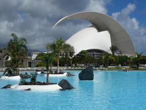 una piscina d'acqua con un edificio sullo sfondo di Tantulia Callao 57 Apto 5hab centro de la capital en tenerife a Santa Cruz de Tenerife