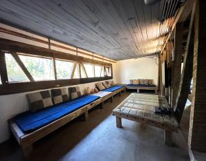 Cette chambre comprend de longs bancs et des fenêtres. dans l'établissement Refugio Cerrito en Malalcahuello, à Malalcahuello