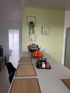 eine Küche mit einer Theke mit Obst darauf in der Unterkunft Bel appartement tout confort aux Portes de Paris in Cergy