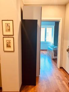 バーリにあるMargherita's Houseのベッド付きの部屋の黒いドア