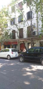 dois carros estacionados numa rua em frente a um edifício em Departamento calle Espejo em Mendoza