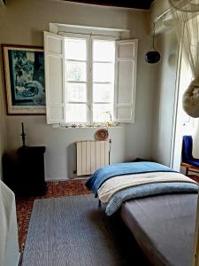 1 dormitorio con cama y ventana en Casa Natura Galicia, en Santa María La Mayor del Rosario