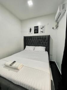 A bed or beds in a room at Unique apartment