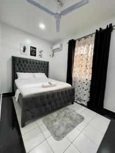 Un dormitorio con una cama grande y una ventana en Unique apartment en Mombasa