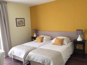 En eller flere senge i et værelse på Casa do Alfaro