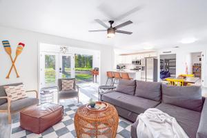 Χώρος καθιστικού στο Camp Guadalupe Riverfront Seguin Home on the Guadalupe with paddle sports and grill