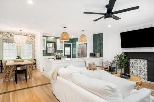 TV a/nebo společenská místnost v ubytování Emerald On Acorn - Hot Tub & Fire Pit