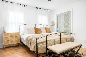 Postel nebo postele na pokoji v ubytování Emerald On Acorn - Hot Tub & Fire Pit + 51 fotografií