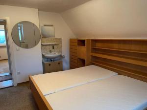 מיטה או מיטות בחדר ב-Ferienhaus, Kassels bester Lage