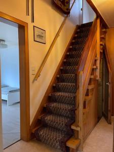 een trap in een huis met een houten trap bij Ferienhaus, Kassels bester Lage in Kassel