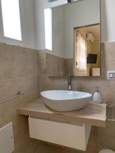 bagno con grande lavandino bianco e specchio di Mediterraneum a Sannicola