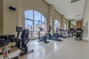 un gimnasio con una fila de cintas de correr y máquinas en Grande Caribbean Resort Pattaya, en Pattaya South