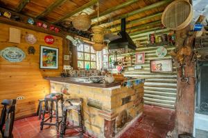 een keuken met een stenen bar in een blokhut bij La ponderosa, cabaña del oeste in Villa de Leyva