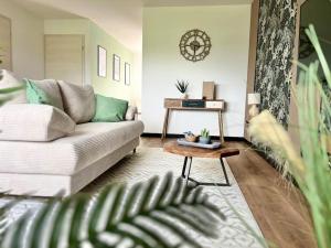 a living room with a couch and a coffee table at *75qm* Stilvolle Wohnung + Wärmekabine+Netflix in Petershagen