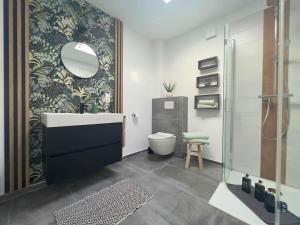 a bathroom with a sink and a toilet and a mirror at *75qm* Stilvolle Wohnung + Wärmekabine+Netflix in Petershagen