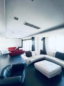 sala de estar con sofá blanco y sillas en St Julian Luxury Apartment Wish Malta, en Paceville
