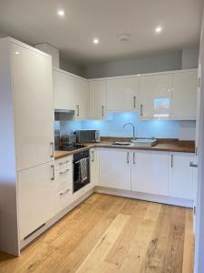 A kitchen or kitchenette at Brand New Central Apartment Southampton with Parking & SuperKing Bed - Sleeps up to 4