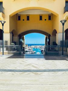 un edificio con vistas al puerto deportivo en St Julian Luxury Apartment Wish Malta, en Paceville