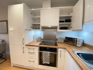 A kitchen or kitchenette at Brand New Central Apartment Southampton with Parking & SuperKing Bed - Sleeps up to 4