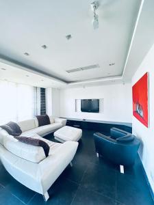 sala de estar con 2 sofás y TV en St Julian Luxury Apartment Wish Malta, en Paceville