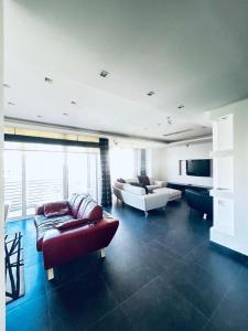 Sala de estar con 2 sofás y TV en St Julian Luxury Apartment Wish Malta, en Paceville