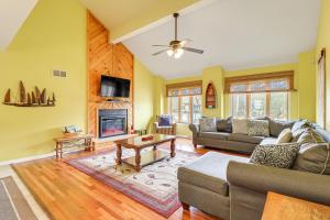 ein Wohnzimmer mit Couch und Kamin in der Unterkunft Pocono Retreat Access to Community Lake and Beach! in Albrightsville
