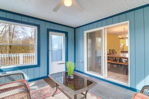 ein blaues Zimmer mit einem Tisch und Stühlen in der Unterkunft Pocono Retreat Access to Community Lake and Beach! in Albrightsville