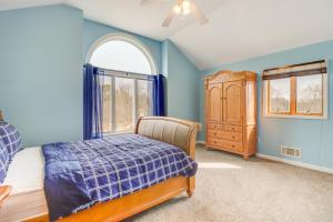 een slaapkamer met een bed, een dressoir en een raam bij Albrightsville Retreat with Lake Access! in Albrightsville